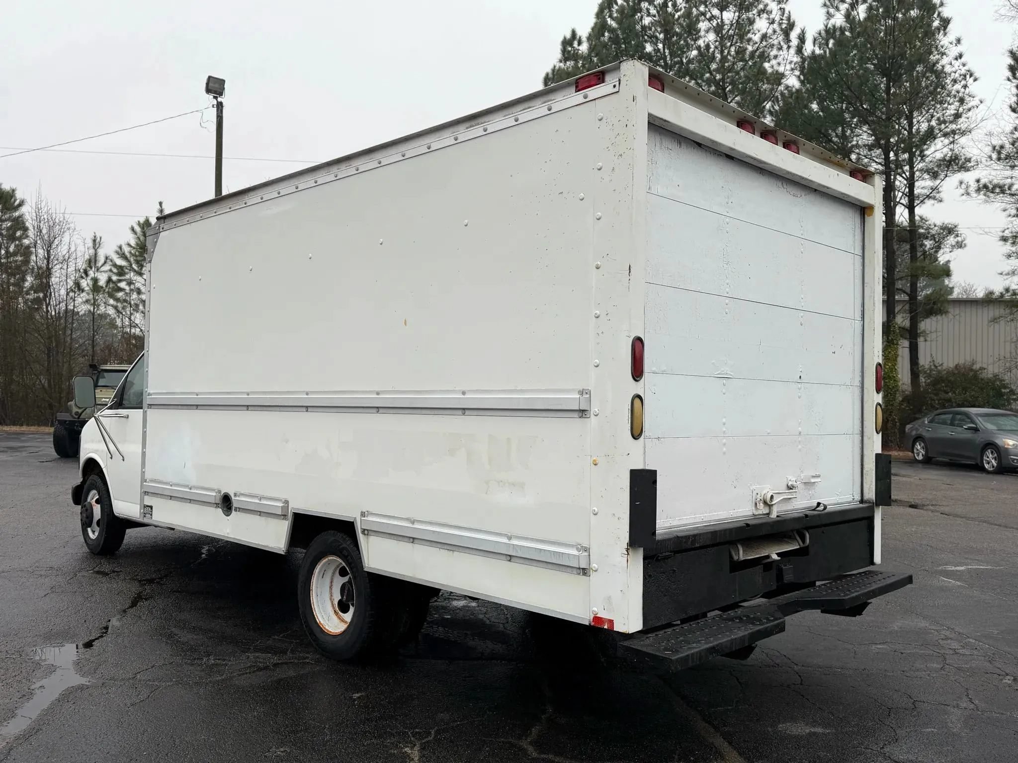 Used 2000 GMC Savana 3500 RWD image 9