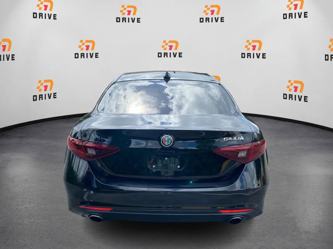 Used 2018 Alfa Romeo Giulia Ti RWD image 4