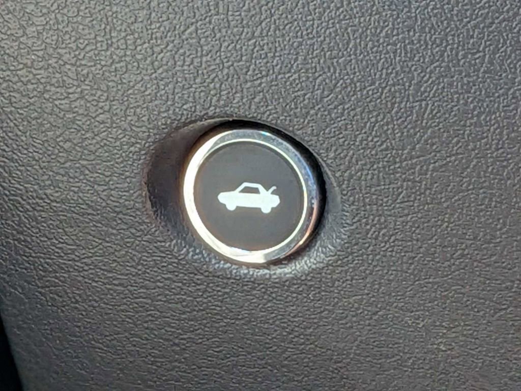 Used 2014 Dodge Challenger SXT RWD image 26