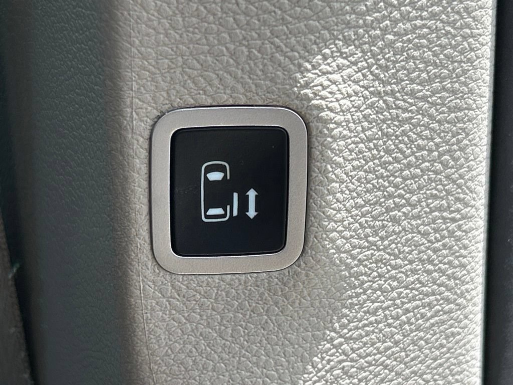 Used 2024 Chrysler Pacifica Touring-L FWD image 44