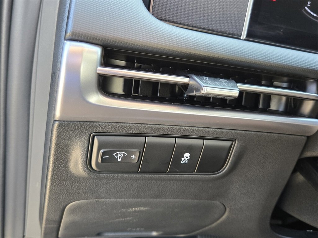 Certified 2025 Hyundai Tucson SE image 30