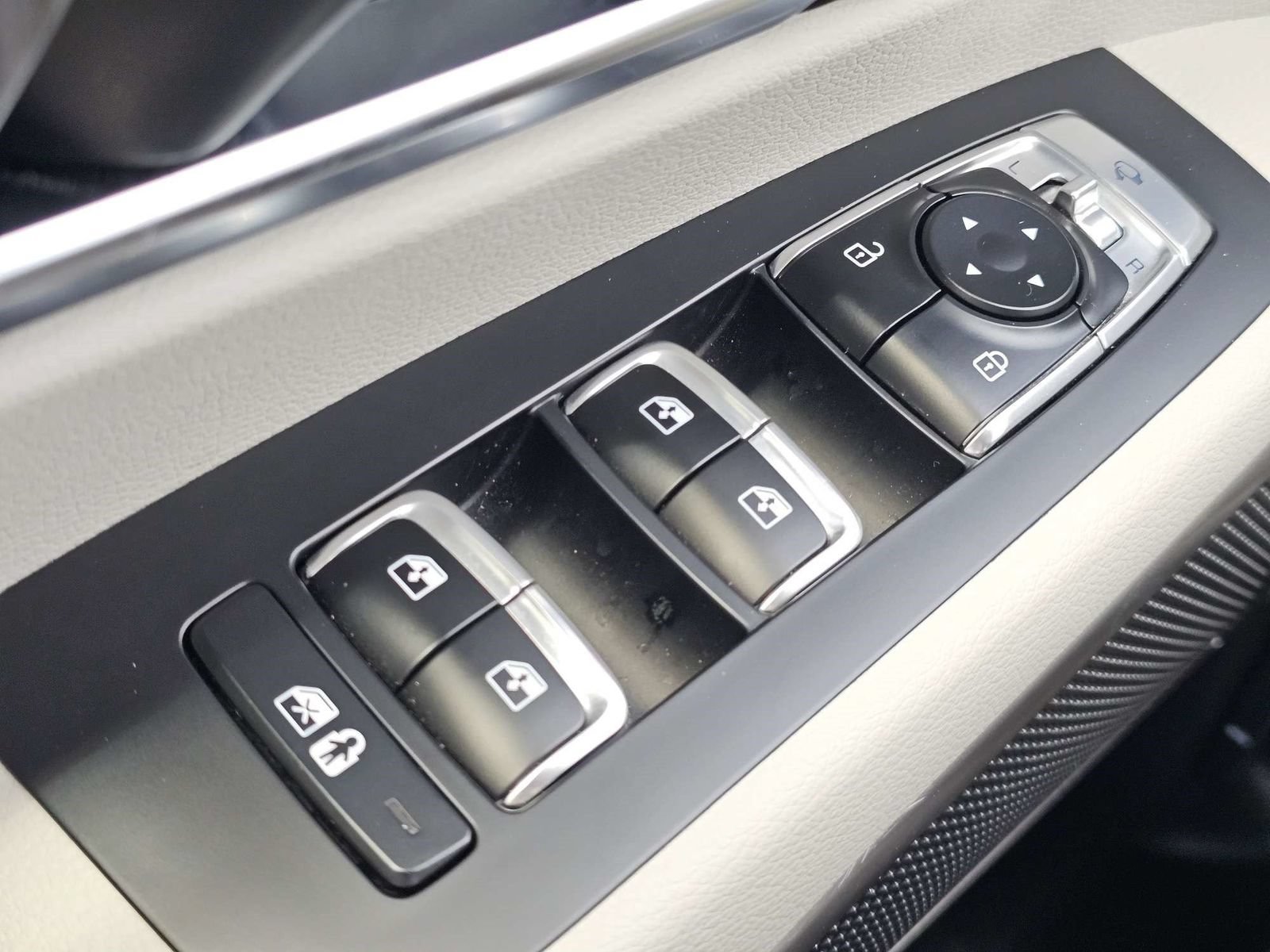 Used 2024 Kia Telluride EX w/ EX Captain's Chair Package FWD image 28