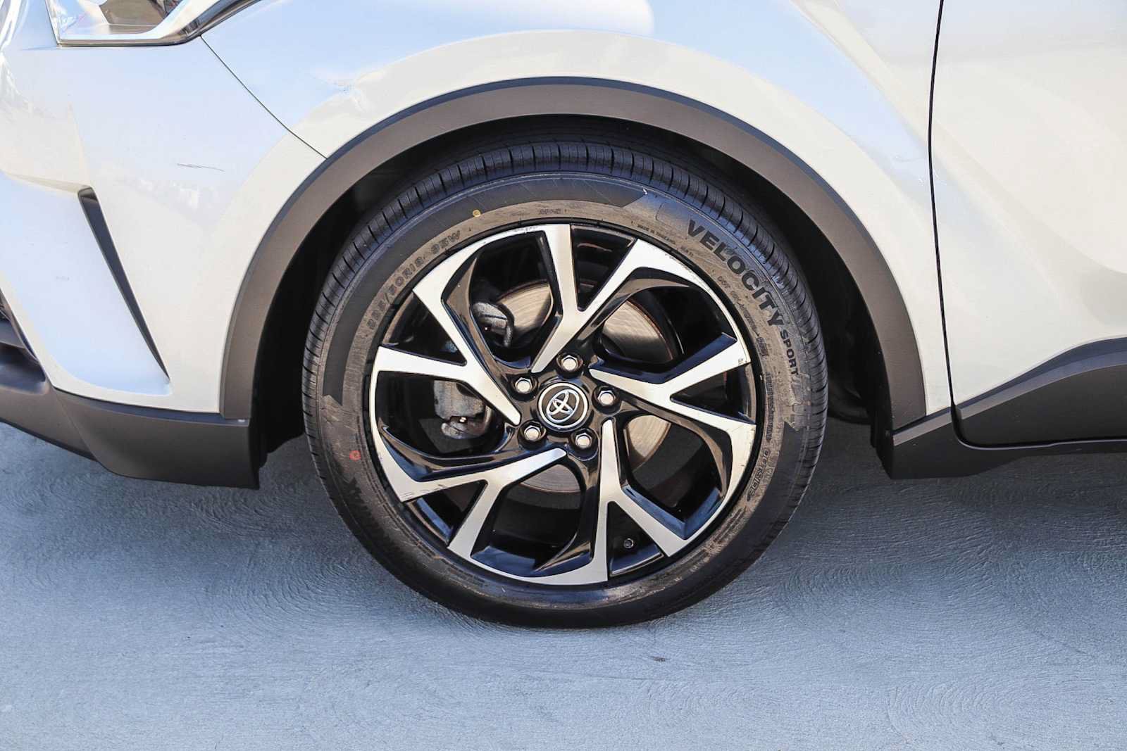 Used 2019 Toyota C-HR Limited FWD image 11