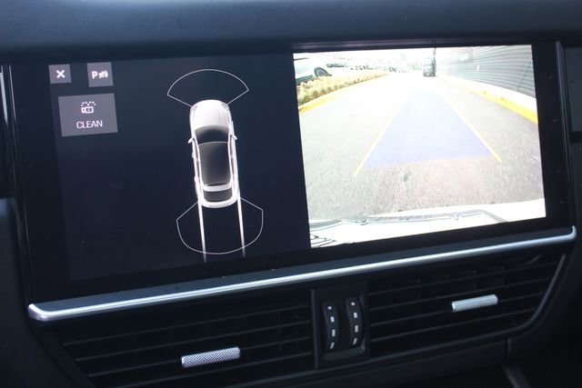 Used 2021 Porsche Cayenne GTS w/ Premium Package image 22