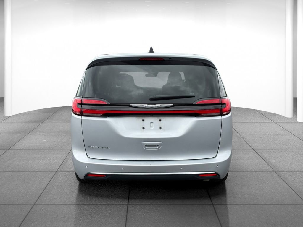 Used 2023 Chrysler Pacifica Touring-L FWD image 6