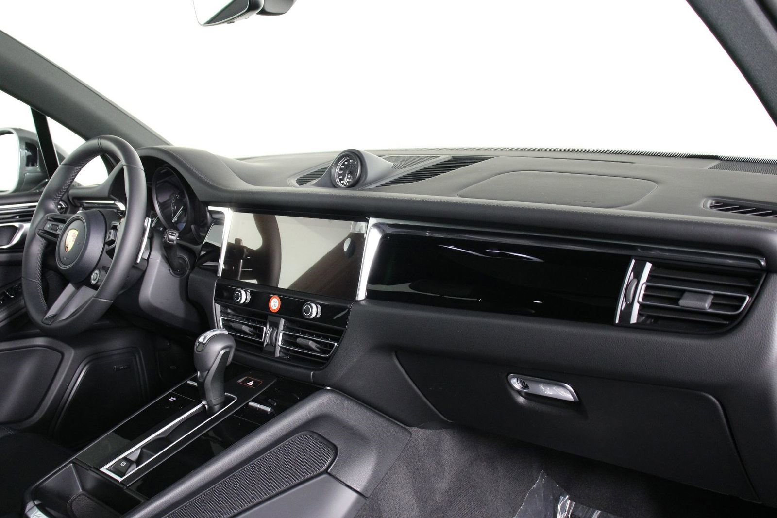 Certified 2026 Porsche Macan Turbo AWD/4WD image 24