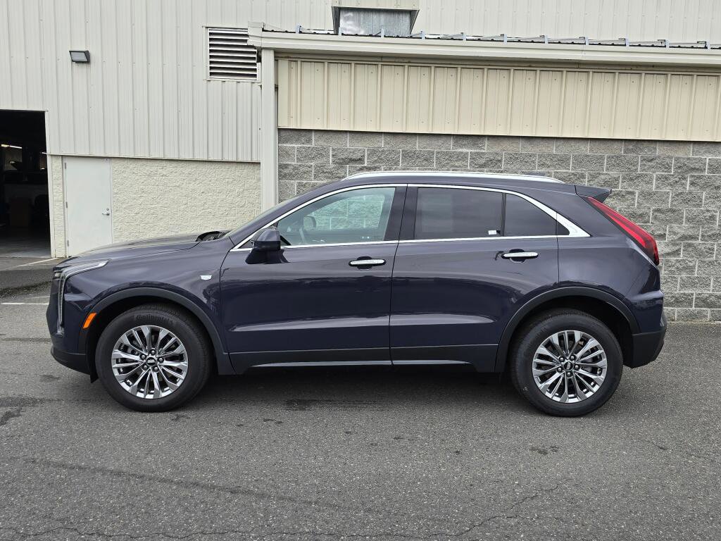 Used 2024 Cadillac XT4 Premium Luxury image 3