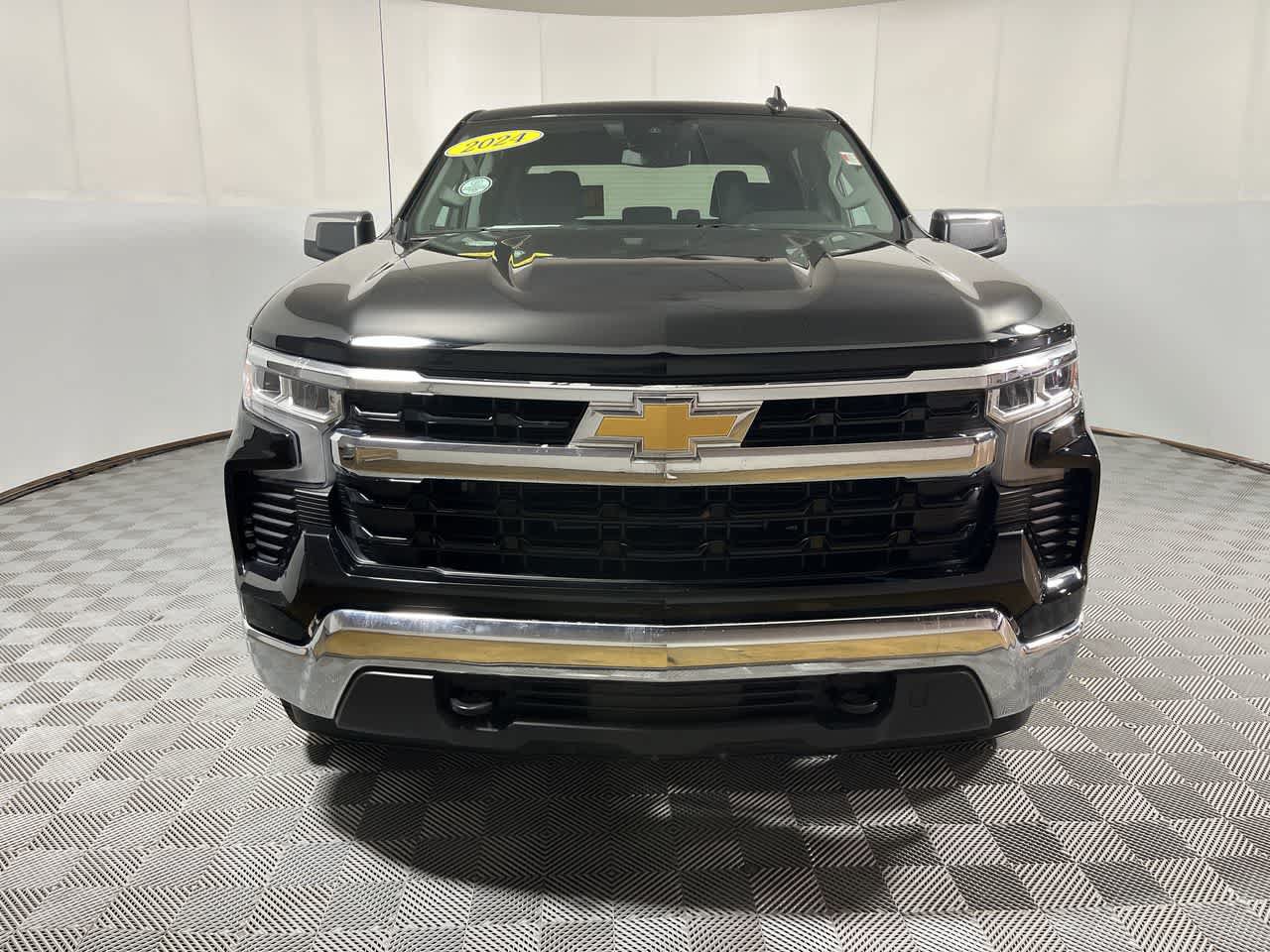 Used 2024 Chevrolet Silverado 1500 LT AWD/4WD image 3