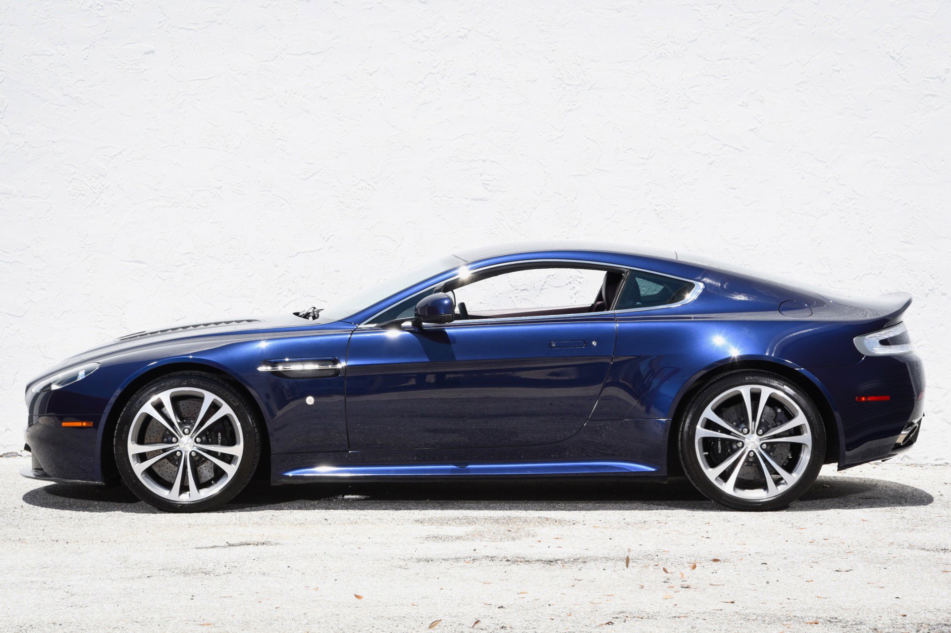 Used 2011 Aston Martin V12 Vantage Coupe RWD image 13