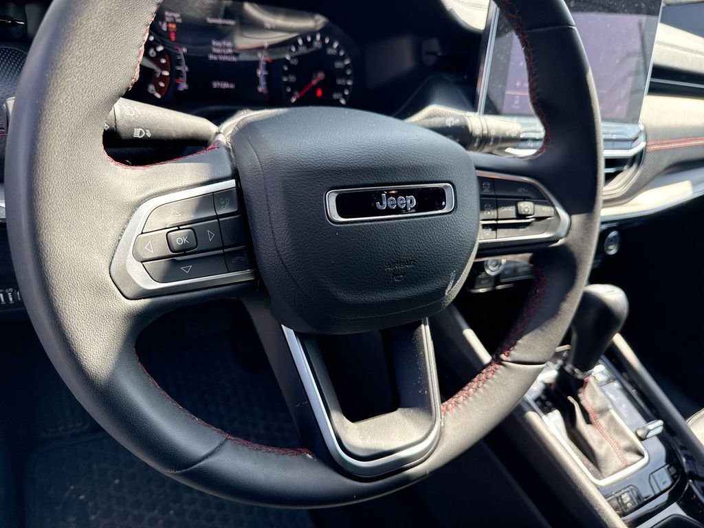 Used 2025 Jeep Compass Trailhawk image 14