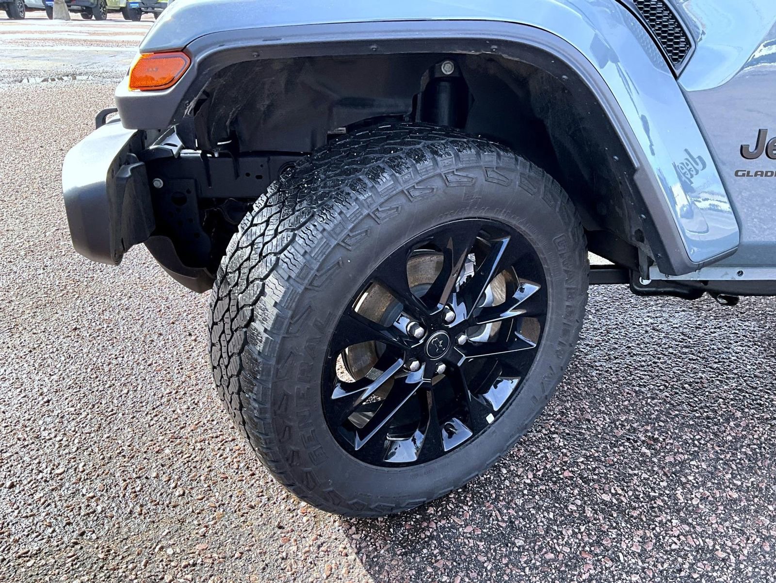 Used 2025 Jeep Gladiator Mojave AWD/4WD image 23