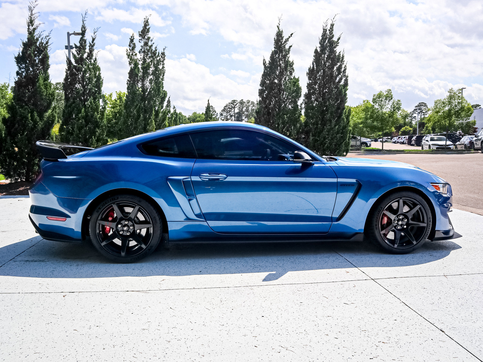 Used 2020 Ford Mustang Shelby GT350R w/ GT350R Equipment Group 920A RWD image 11