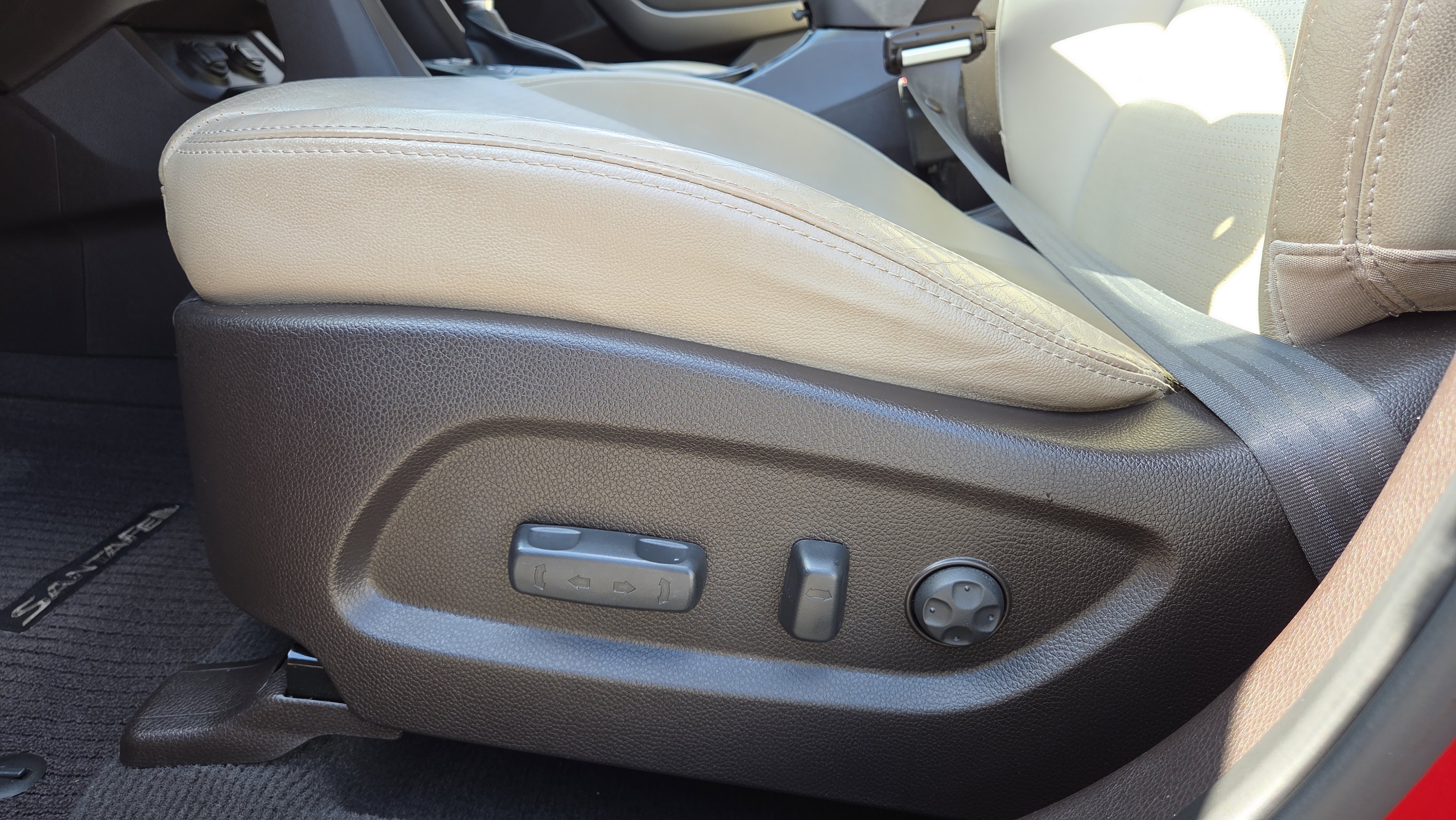 Used 2014 Hyundai Santa Fe GLS image 18