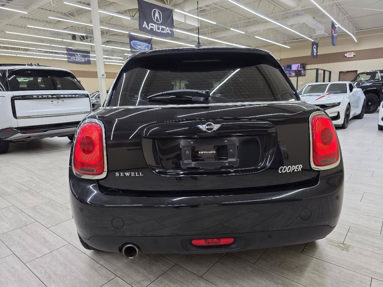 Used 2018 MINI Cooper 4-Door Hardtop w/ Signature Line Package FWD image 7