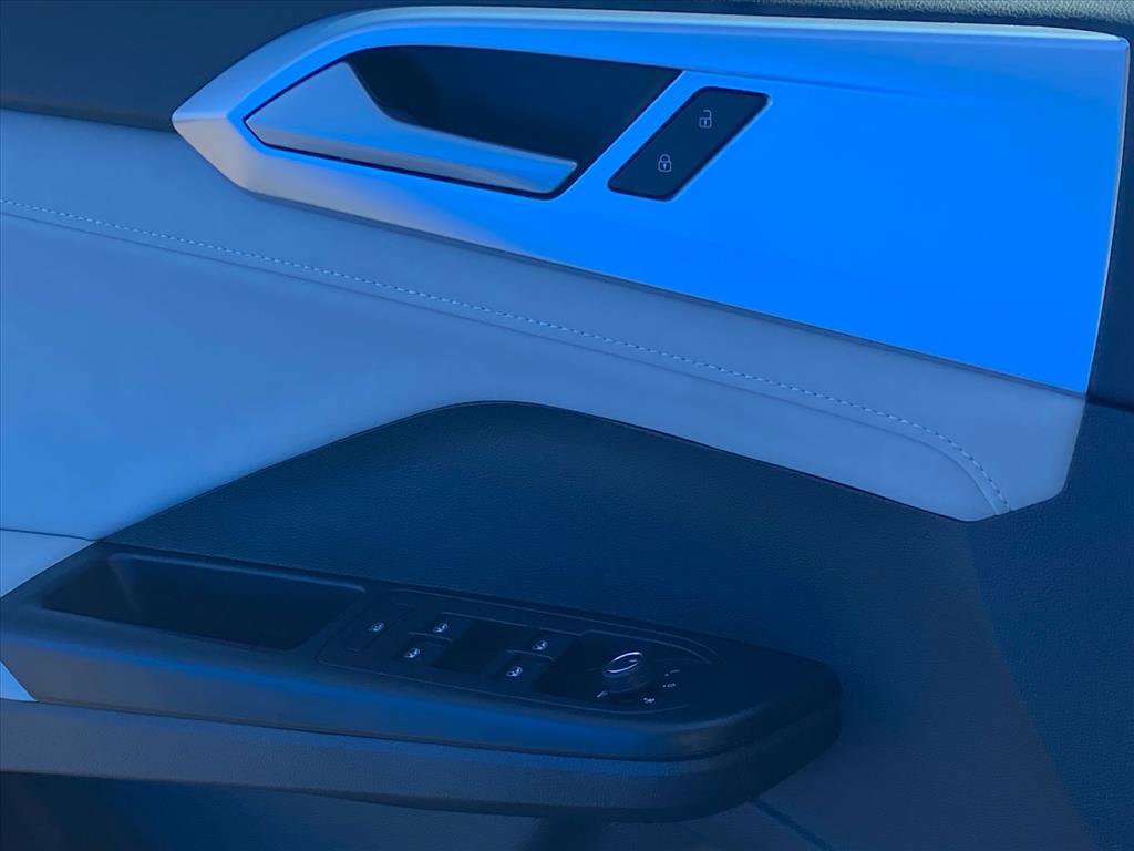 Used 2025 Volkswagen Taos SE image 19