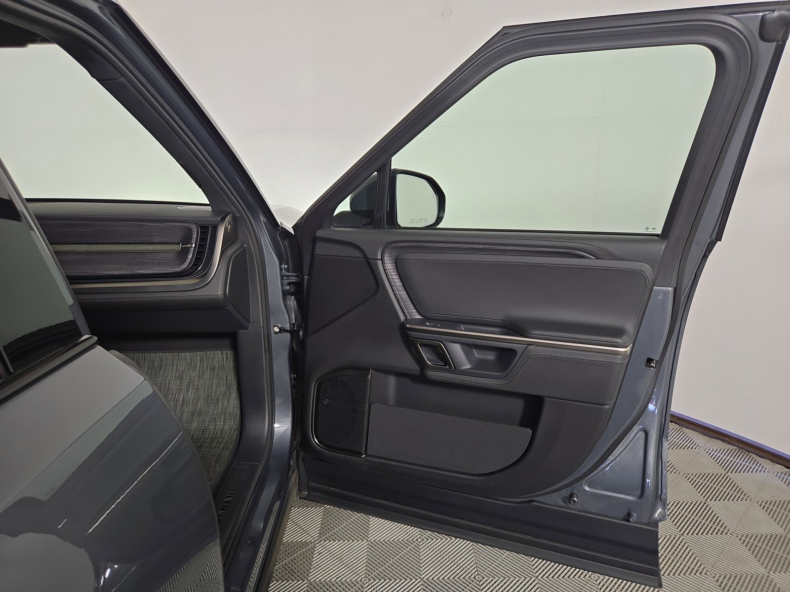 Used 2024 Rivian R1S Adventure AWD/4WD image 18