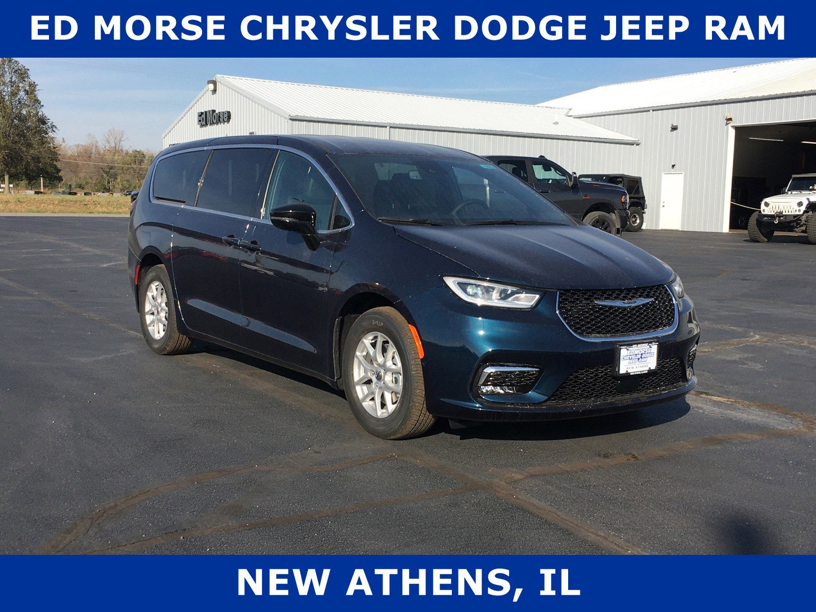 New 2025 Chrysler Pacifica Select image 1