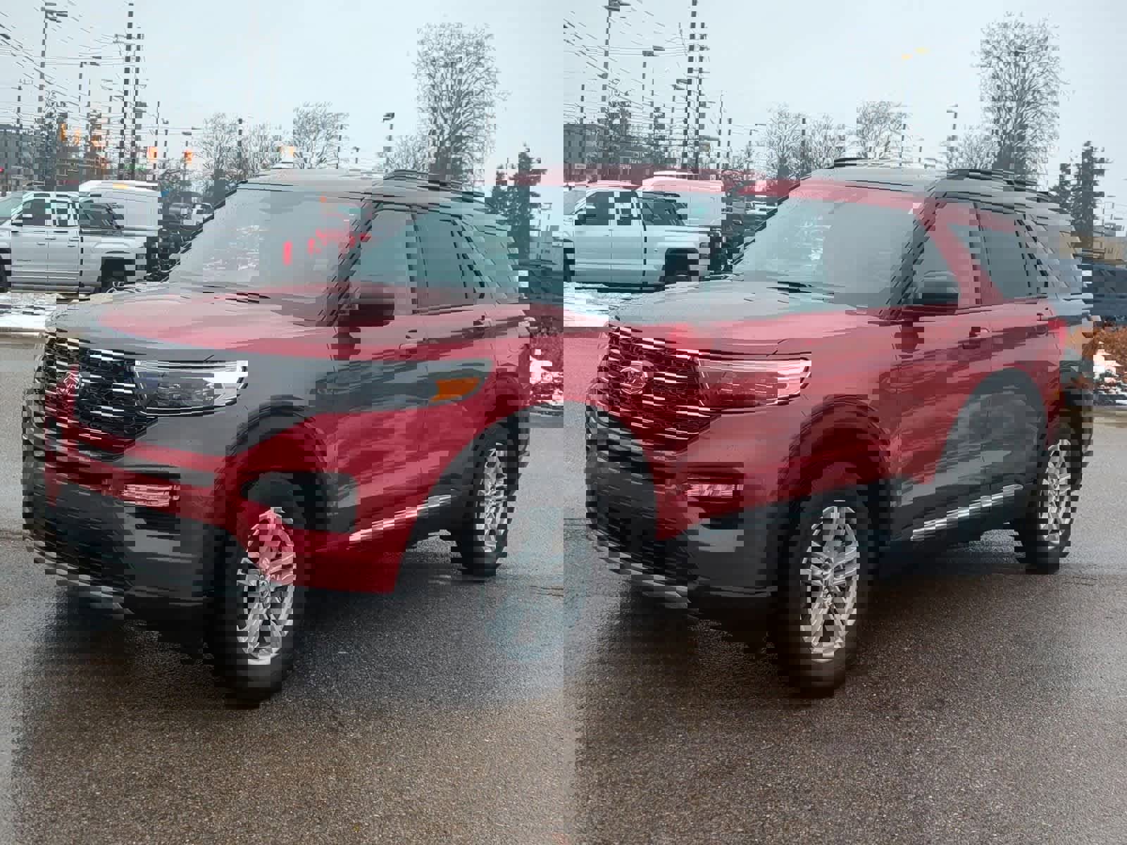 Used 2022 Ford Explorer XLT w/ Equipment Group 202A image 4