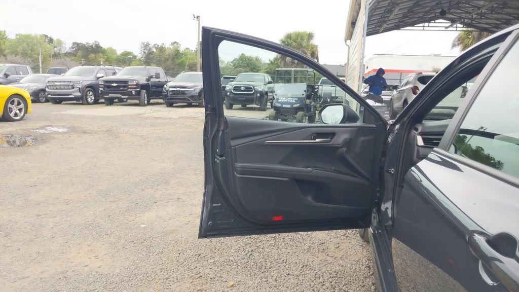 Used 2025 Toyota Camry SE image 15