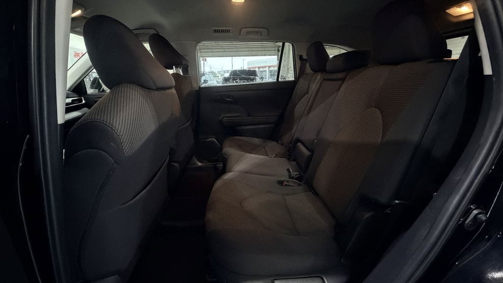 Used 2024 Toyota Highlander LE FWD image 26