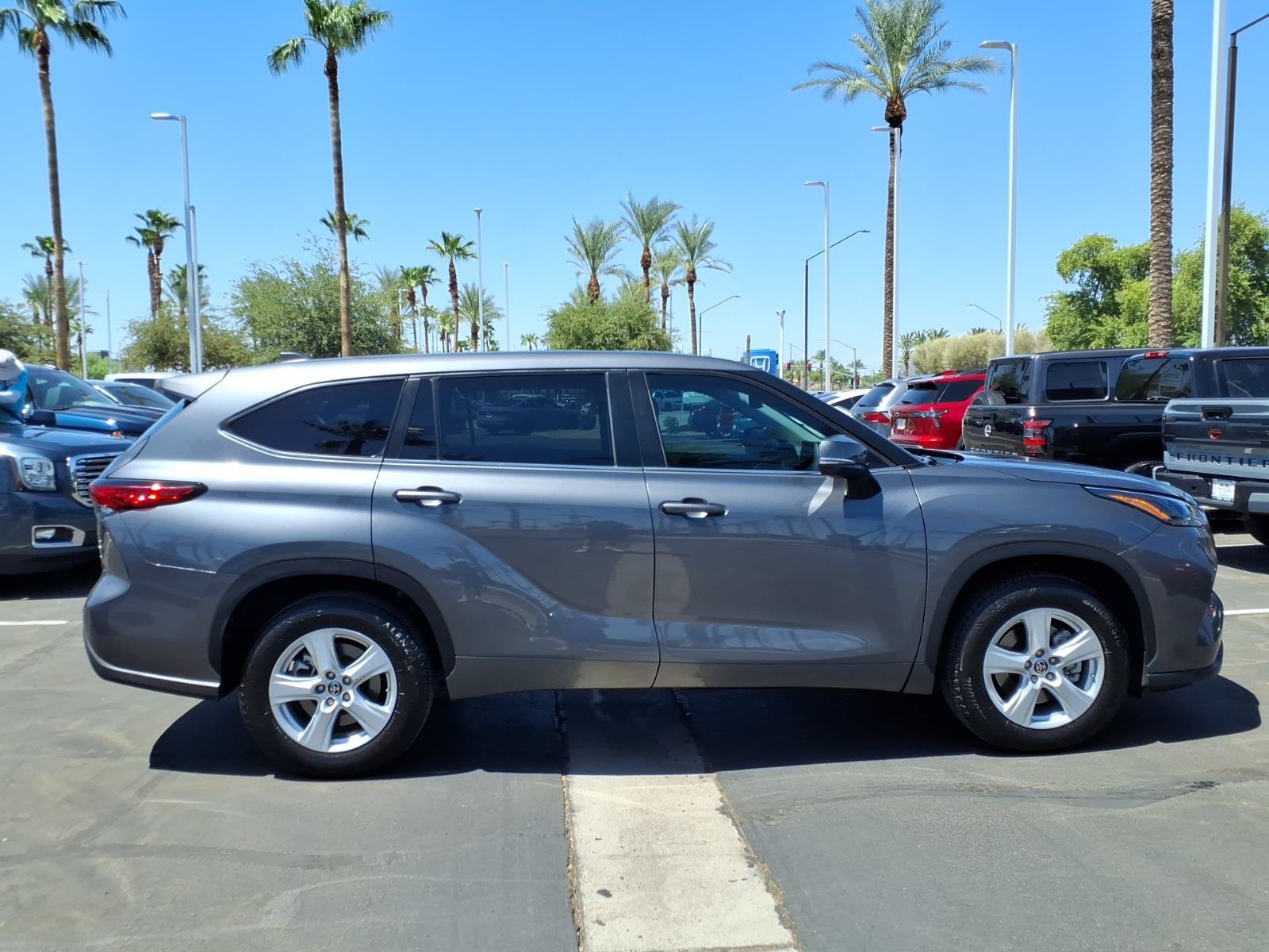 Used 2023 Toyota Highlander LE FWD image 3