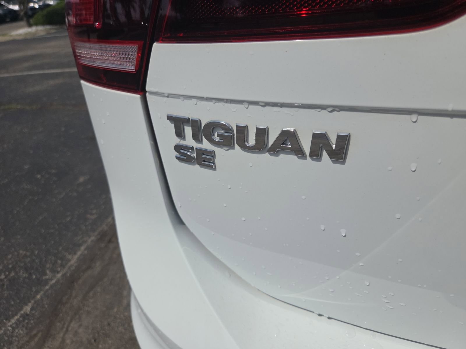 Used 2020 Volkswagen Tiguan SE w/ Panoramic Sunroof Package AWD/4WD image 13
