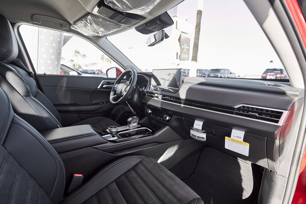 New 2025 Mitsubishi Outlander SE image 26
