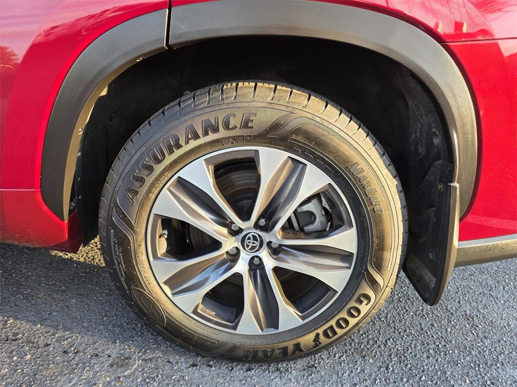Used 2022 Toyota Highlander XLE image 11