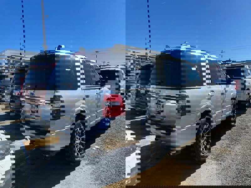 Used 2016 Ford Expedition XLT image 11