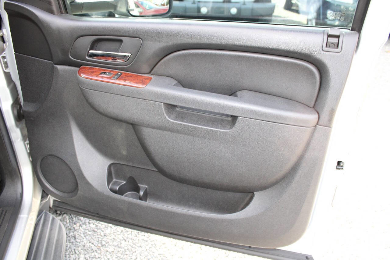 Used 2014 Chevrolet Suburban LS image 20