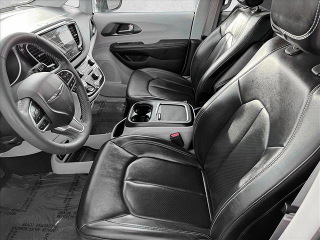 Used 2023 Chrysler Pacifica Touring-L image 11