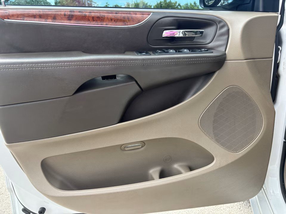 Used 2016 Chrysler Town & Country Touring FWD image 34
