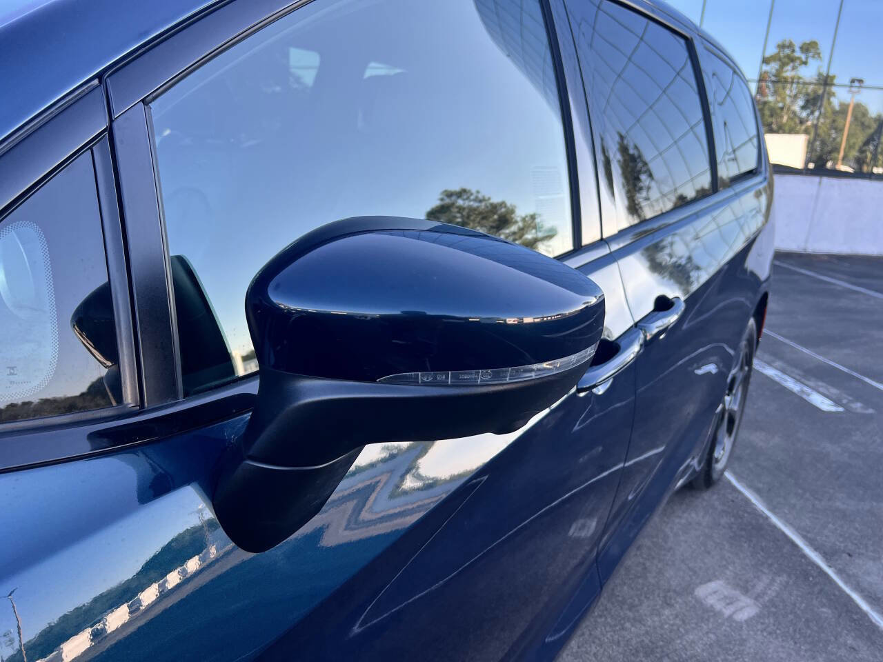 Used 2023 Chrysler Pacifica Touring-L w/ S Appearance Package image 11