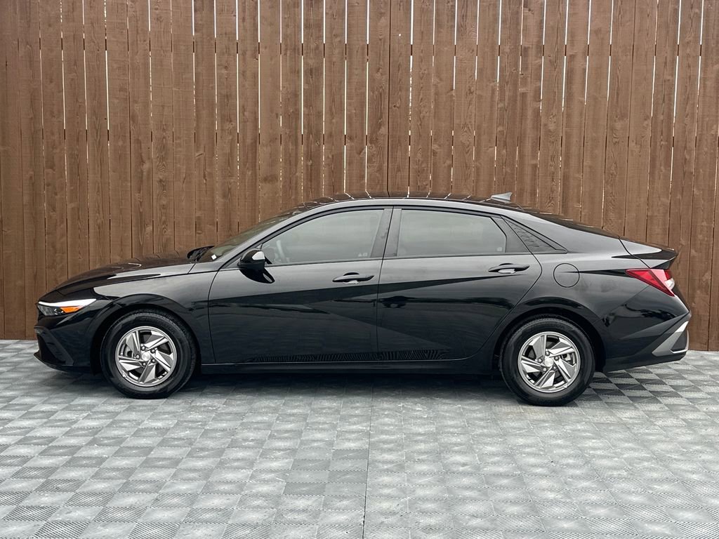 Used 2025 Hyundai Elantra SE w/ Cargo Package image 13
