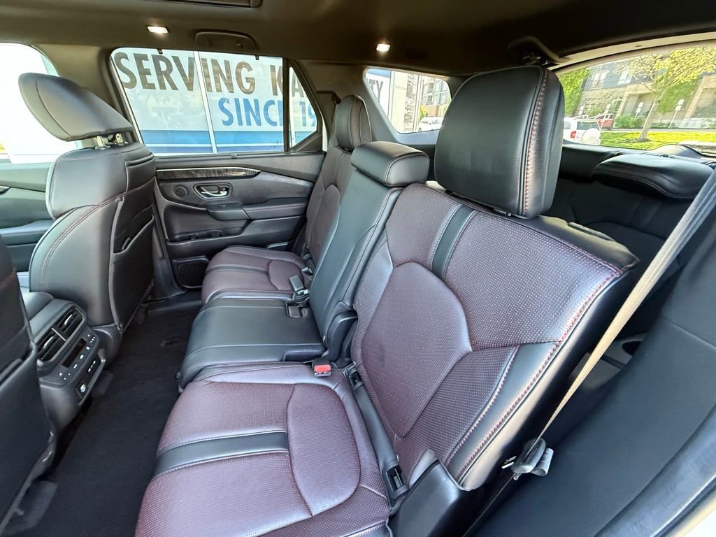 Used 2025 Honda Pilot Black Edition image 31