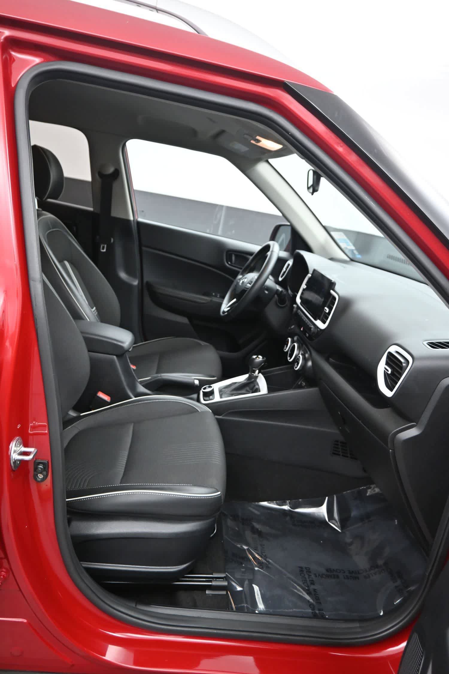 Used 2022 Hyundai Venue Limited FWD image 10