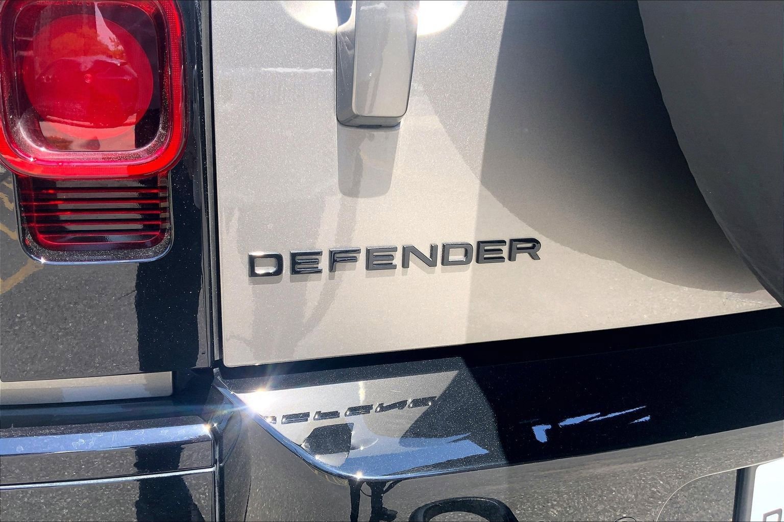 Certified 2025 Land Rover Defender 110 X-Dynamic SE AWD/4WD image 9