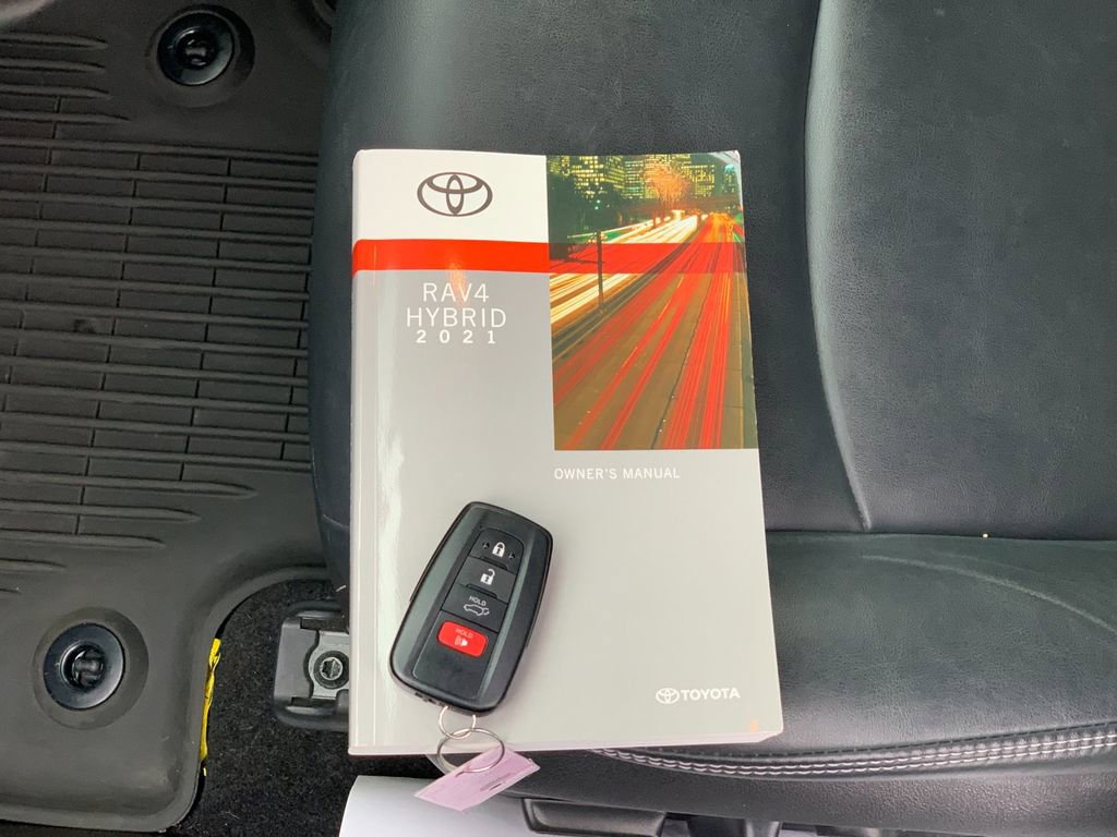 Used 2021 Toyota RAV4 XLE Premium image 9