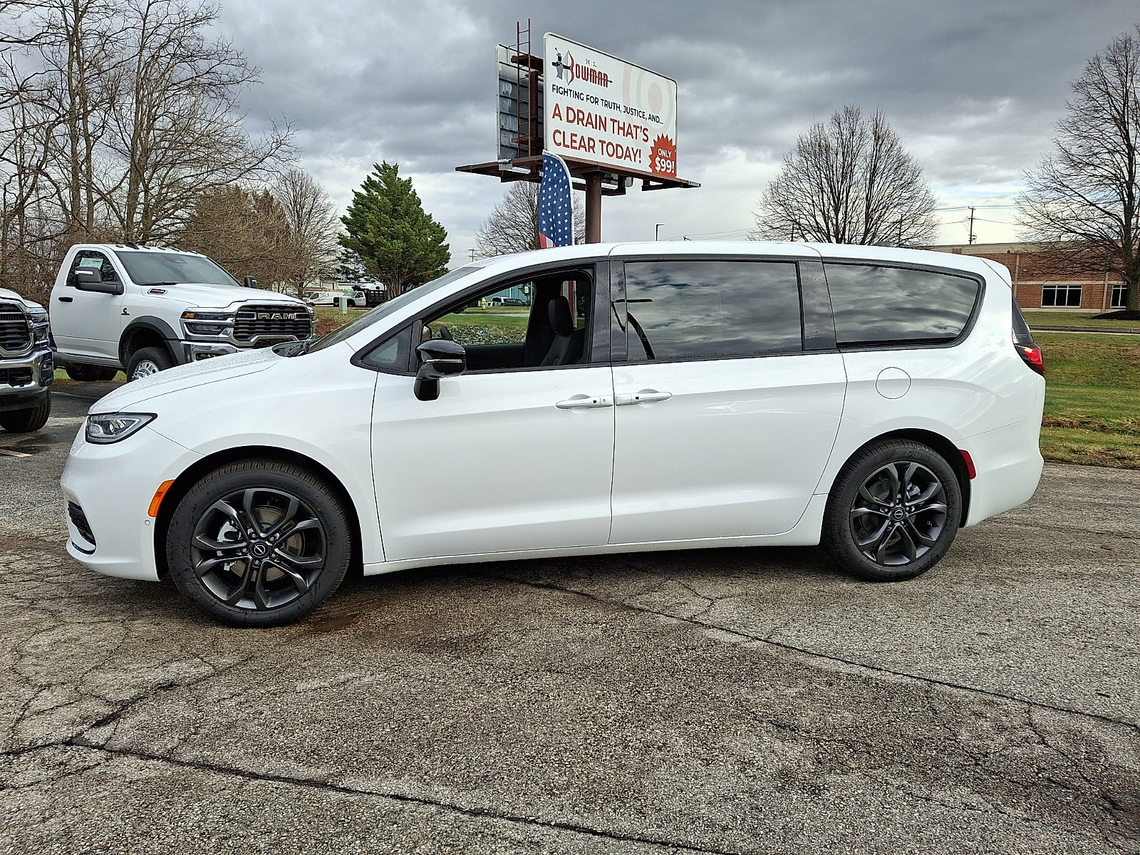 New 2026 Chrysler Pacifica Select image 5