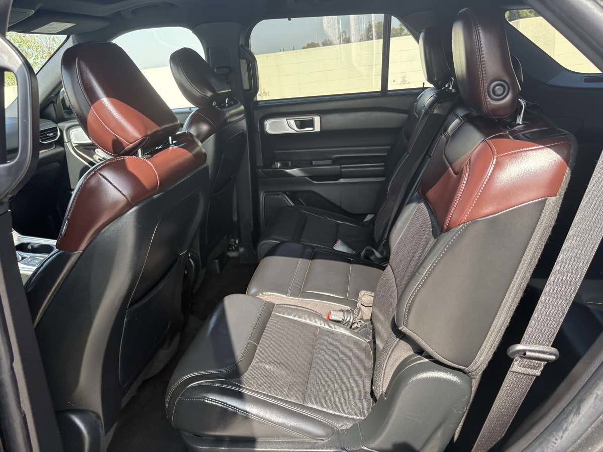 Used 2020 Ford Explorer Platinum w/ Premium Technology Package image 18