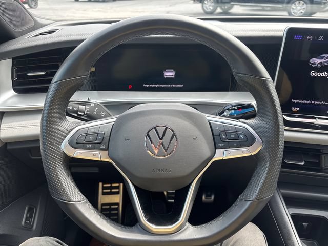 Used 2025 Volkswagen Tiguan SE R-Line AWD/4WD image 16
