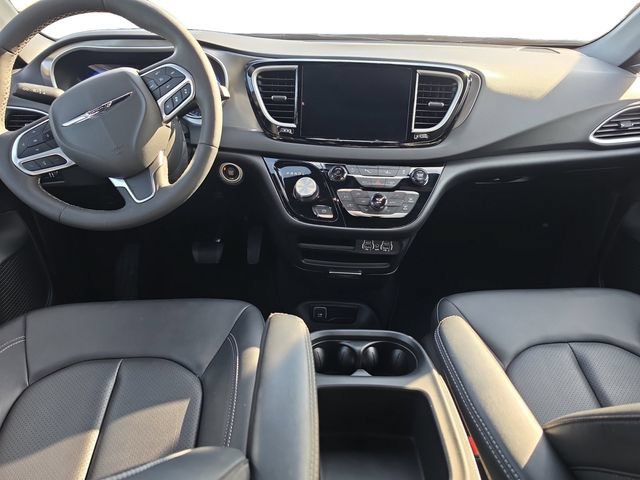 Used 2025 Chrysler Pacifica Select FWD image 12
