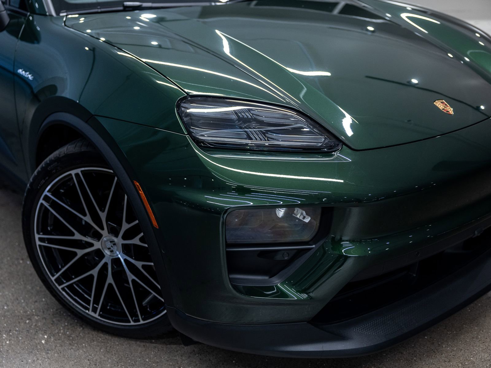 Certified 2025 Porsche Macan Electric RWD image 16