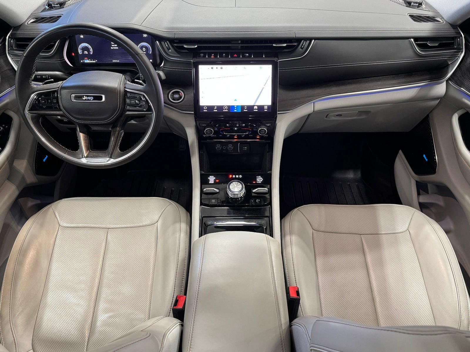 Used 2023 Jeep Grand Cherokee Overland AWD/4WD image 4