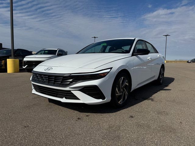 Used 2025 Hyundai Elantra Sport image 3
