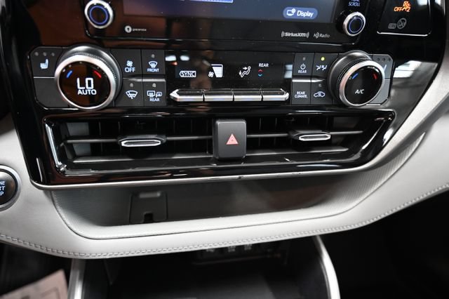 Used 2021 Toyota Highlander XLE AWD/4WD image 18