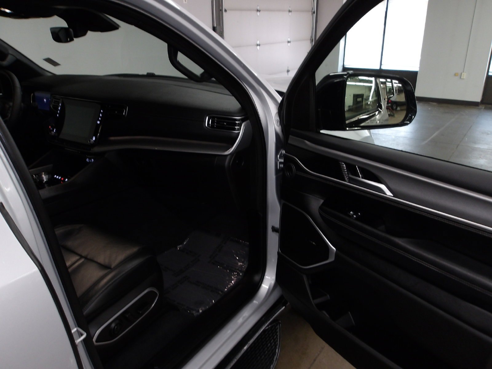 Used 2025 Jeep Wagoneer 4WD image 15