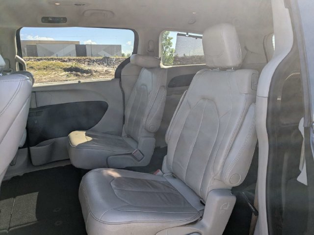 Used 2017 Chrysler Pacifica Touring-L Plus FWD image 12