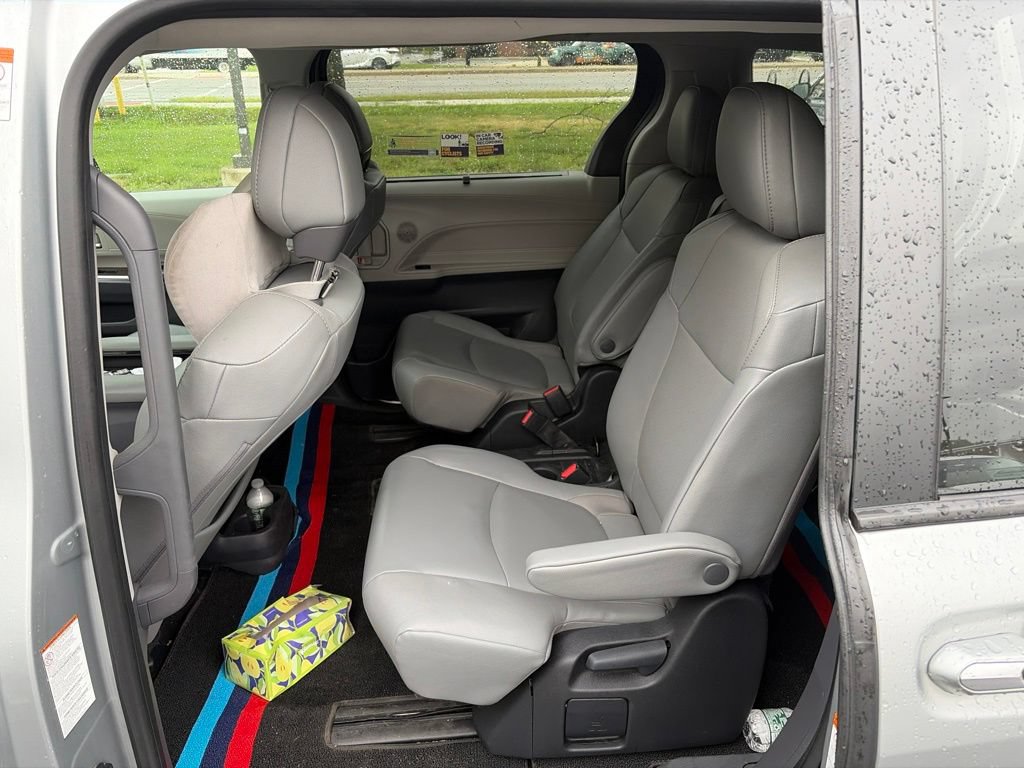 Used 2023 Toyota Sienna XLE FWD image 19