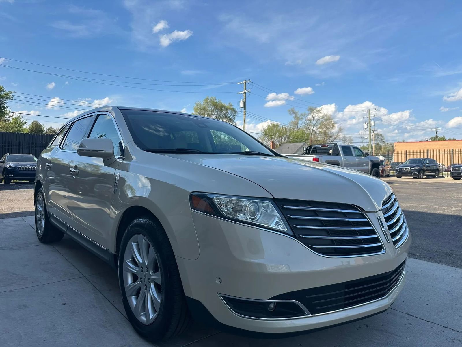Used 2018 Lincoln MKT AWD w/ Technology Package image 3